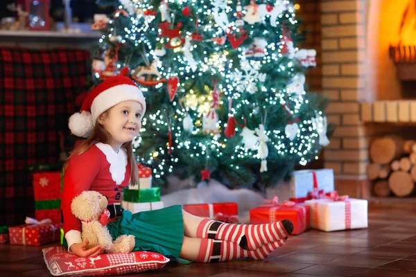 クリスマス ツリーの子。クリスマスの暖炉のそばで子供します。 — ストック写真