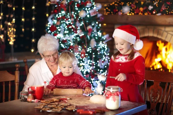 Бабушка и дети пекут рождественское печенье . — стоковое фото
