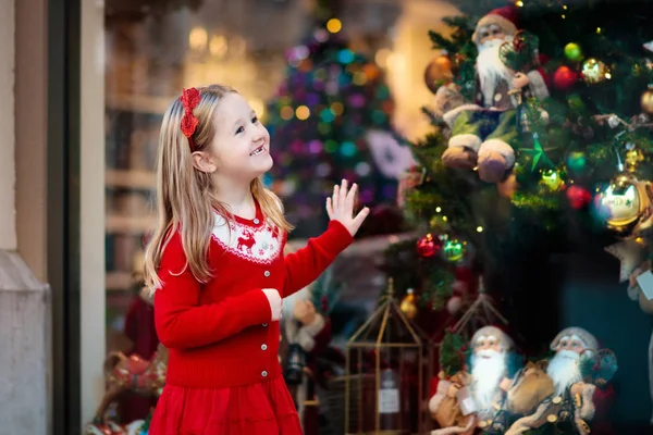 Comprando escaparates. Regalos de Navidad. Regalos de Navidad . — Foto de Stock