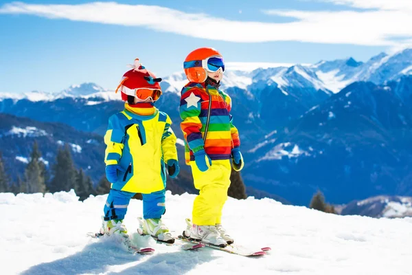 Skidor och snö vinter roligt för barnen. Barn skidor. — Stockfoto