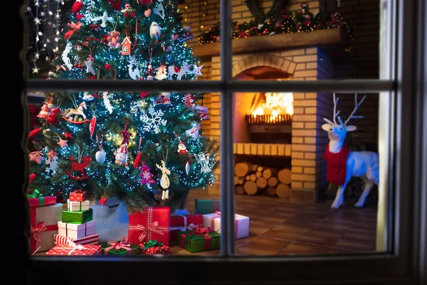 Interior da casa de Natal com árvore e lareira — Fotografia de Stock