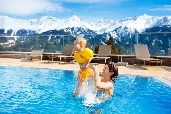 Keluarga di kolam renang terbuka dari Alpine Spa resort — Stok Foto