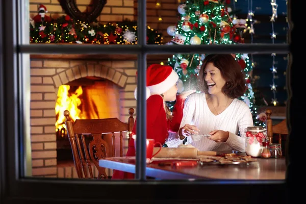 Hornear en familia en Navidad. Madre e hijo hornear . — Foto de Stock