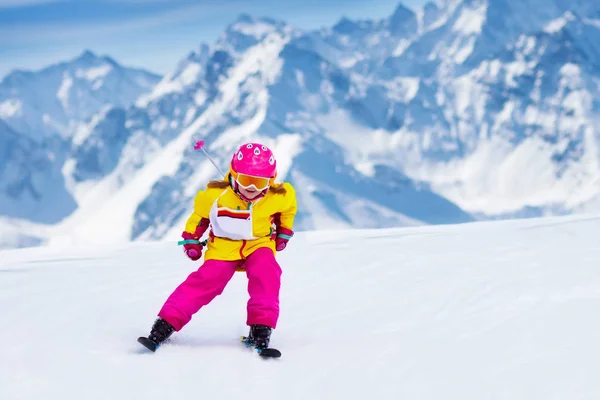 Esquí y nieve divertido. Niños esquiando. Deporte de invierno infantil . —  Fotos de Stock