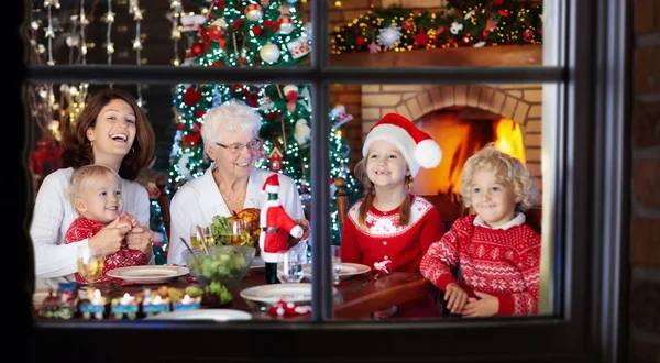 Weihnachtsessen. Familie mit Kindern am Weihnachtsbaum. — Stockfoto