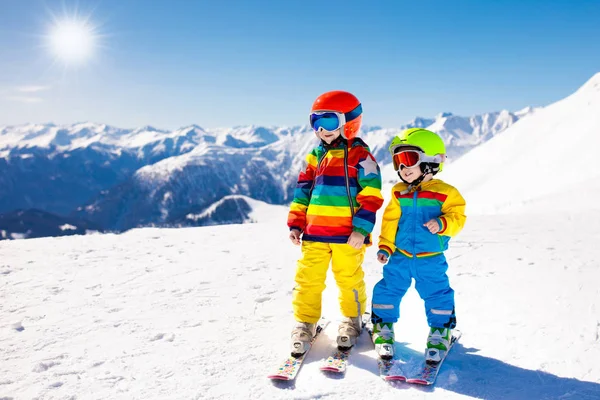 Lyžařská a snow zimní radovánky pro děti. Děti lyžování. — Stock fotografie