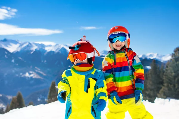 Sci e neve divertimento invernale per bambini. Bambini che sciano . — Foto Stock