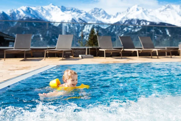 Anak-anak di kolam renang terbuka dari resor Alpine — Stok Foto