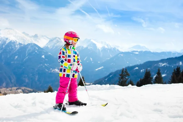 Lyžařská a snow fun. Děti lyžování. Dětské zimní sport. — Stock fotografie