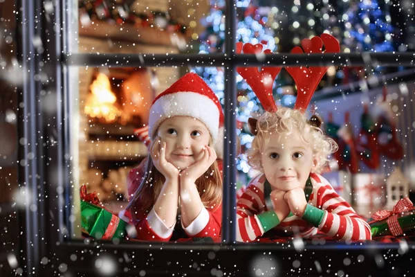 Niño en el árbol de Navidad. Niños en la chimenea en Navidad — Foto de Stock
