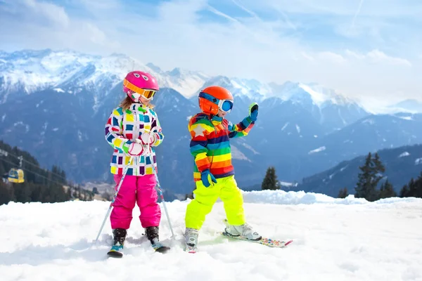 Sci e neve divertimento invernale per bambini. Bambini che sciano . — Foto Stock