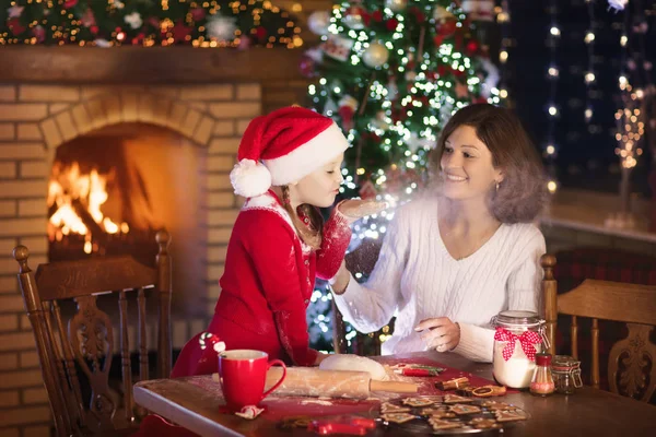 Rodina, pečení na Vánoce. Matka a dítě Pečeme. — Stock fotografie