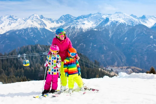 Family ski vacation. Winter snow sport for kids. — Stock Photo, Image