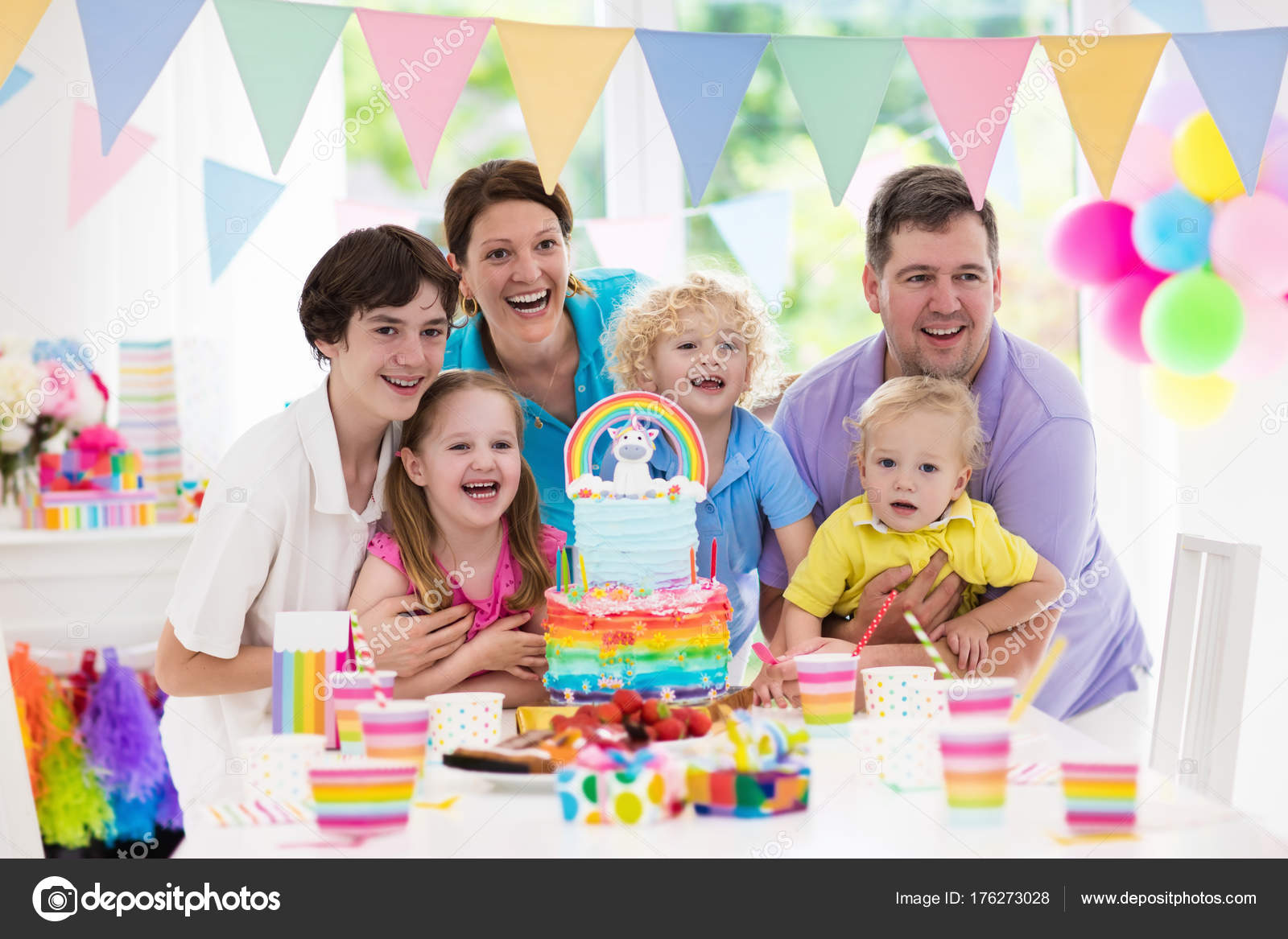 Fête Danniversaire Des Enfants Fête De Famille Avec Gâteau - 