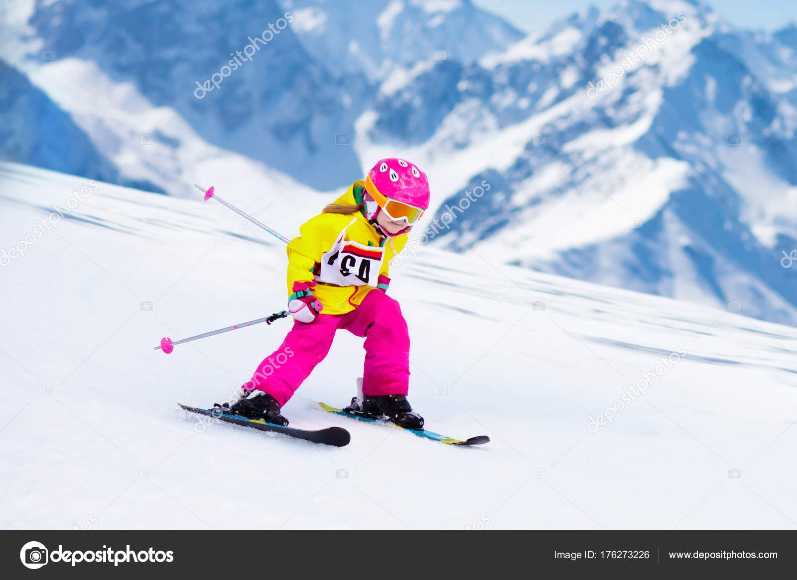 Маленькие лыжники. Горнолыжный спорт дети. Горные лыжи спорт дети. Маленькие дети на горных лыжах. Зимний спорт для детей лыжи.