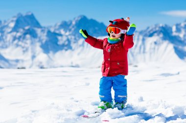 Kış kar spor çocuklar. Çocuk Kayak. Aile Kayak.