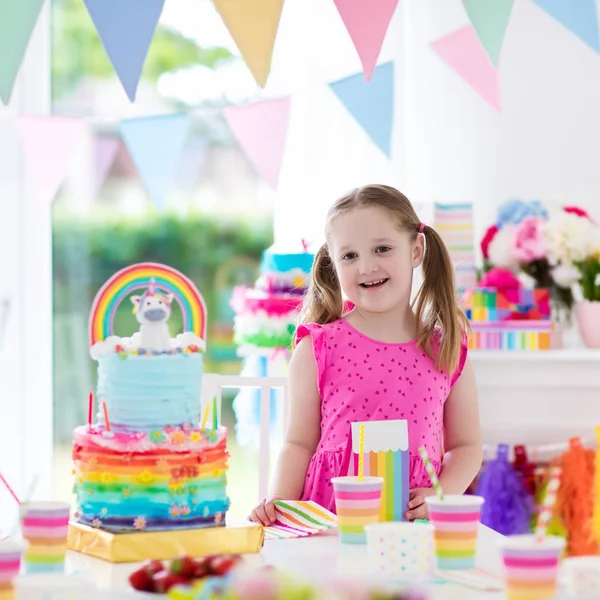 Fiesta de cumpleaños de niños. Niña con pastel . — Foto de Stock
