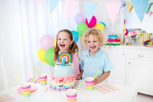 Fiesta de cumpleaños para niños con pastel — Foto de Stock