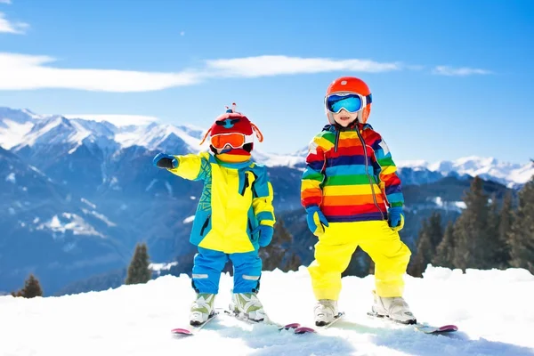 Sci e neve divertimento invernale per bambini. Bambini che sciano . — Foto Stock