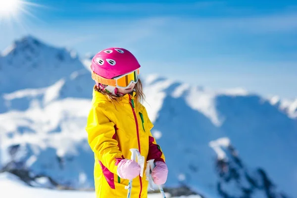 Esqui e neve divertido. Crianças a esquiar. Criança esporte de inverno . — Fotografia de Stock