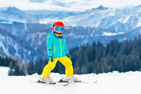 Dětský zimní snow sport. Děti na lyžích. Rodinné lyžování. — Stock fotografie