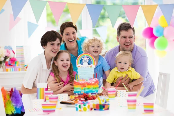Kids verjaardagsfeest. Familiefeest met taart. — Stockfoto