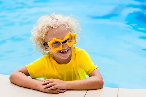 Child with goggles in swimming pool. Kids swim. — Stock Photo, Image