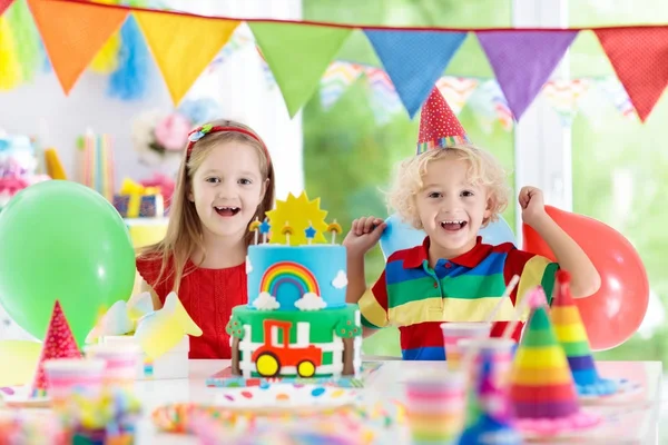 Festa per bambini. Torta di compleanno con candele per bambino . — Foto Stock