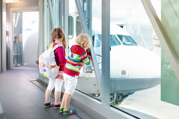 Kids travel and fly. Child at airplane in airport — Stock Photo, Image