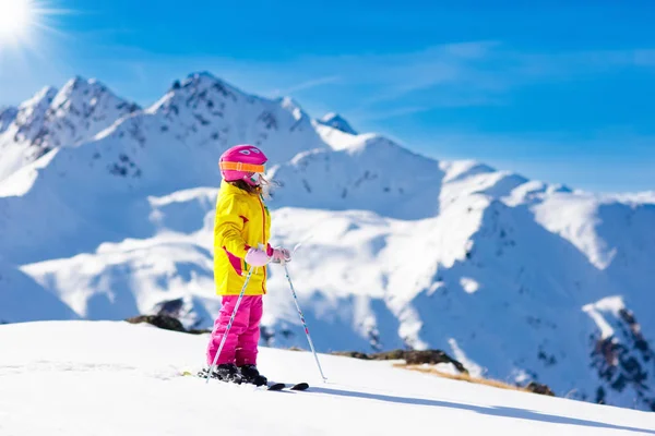 スキーと雪の楽しみ。子供のスキーします。子供の冬のスポーツ. — ストック写真