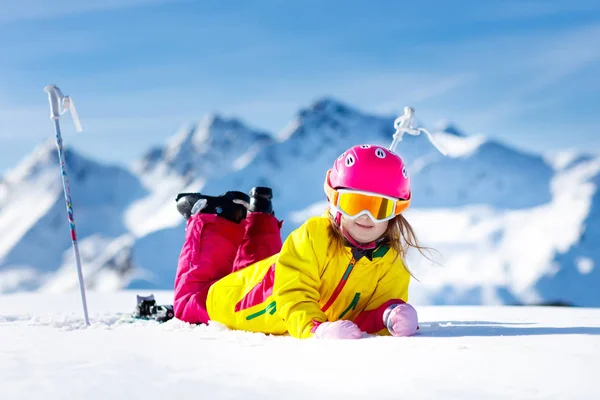 Lyžařská a snow fun. Děti lyžování. Dětské zimní sport. — Stock fotografie