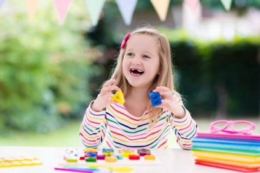 Çocuk için Okul ödevlerini yapıyor. Çocuklar öğrenmek ve boya.