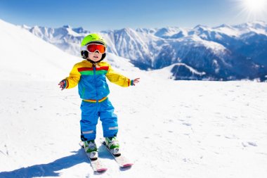 Kış kar spor çocuklar. Çocuk Kayak. Aile Kayak.