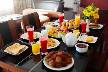 Sağlıklı aile kahvaltı. Meyve, ekmek, meyve suyu.