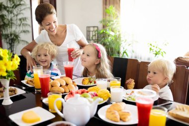 Anne ve çocuklar için sağlıklı aile Kahvaltı.