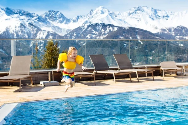 Enfant dans la piscine extérieure de la station alpine — Photo