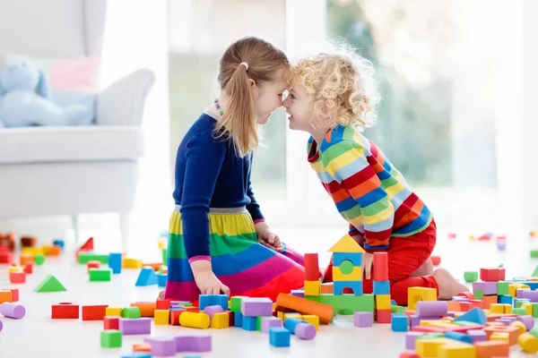 I bambini giocano con i blocchi giocattolo. Giocattoli per bambini . — Foto Stock