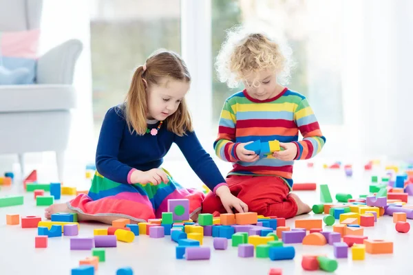 Çocuklar oyuncak legolarla oynamak. Çocuklar için oyuncaklar. — Stok fotoğraf