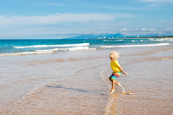 Ребенок на тропическом пляже. Морской отдых с детьми . — стоковое фото