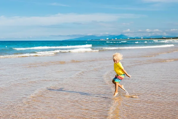 Bambino sulla spiaggia tropicale. Vacanze al mare con bambini . — Foto Stock