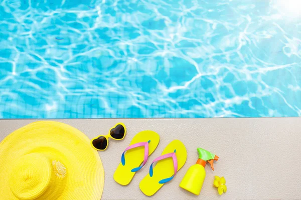 Piscina e articoli da spiaggia posa piatta. Vacanze estive . — Foto Stock