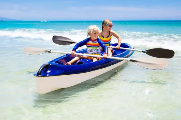 Barn kajakpaddling i havet. Barn i kajak i tropiska hav — Stockfoto