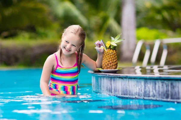 孩子在游泳池酒吧喝果汁 — 图库照片