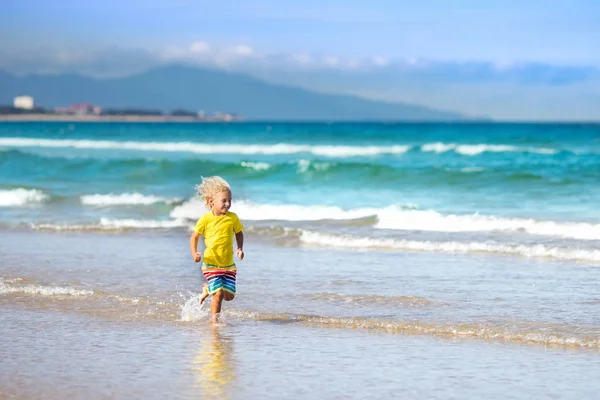 Bambino sulla spiaggia tropicale. Vacanze al mare con bambini . — Foto Stock