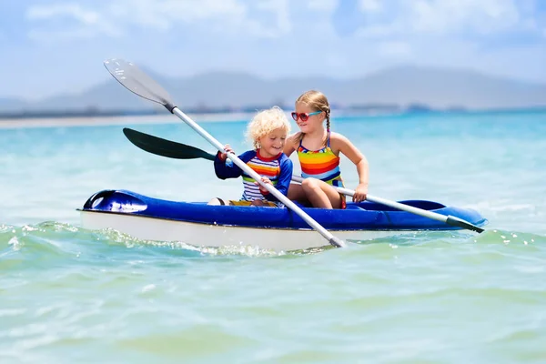 子供たちは海でカヤックします。熱帯の海でカヤックの子供たち — ストック写真