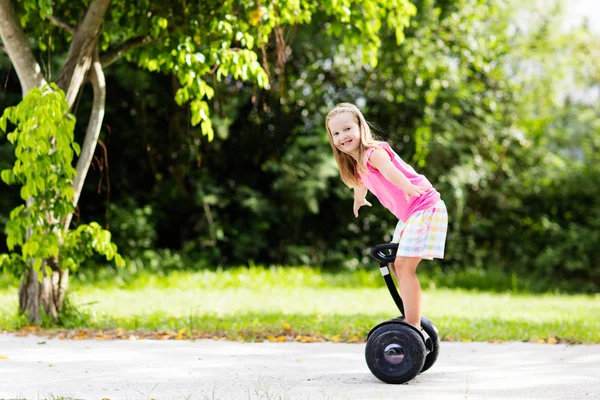 Bambino a bordo. Scooter da equitazione per bambini — Foto Stock