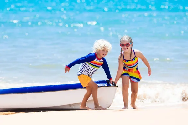 皮划艇在海洋中的孩子。儿童在热带海皮划艇 — 图库照片