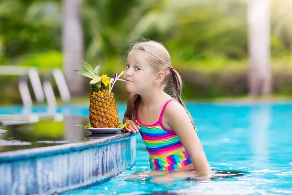 Enfant avec jus d'ananas au bar de la piscine — Photo