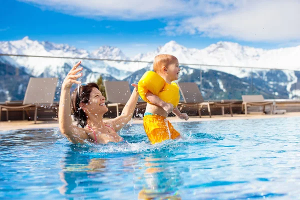 Keluarga di kolam renang terbuka dari Alpine Spa resort — Stok Foto