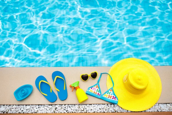 Piscina e articoli da spiaggia posa piatta. Vacanze estive . — Foto Stock